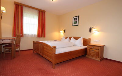 Hofresidenz 300.3: Schlafzimmer, Zimmer, Bett, Möbel, Bettdecke, Bettrahmen, Eigentum, Fussboden, Matratze, Bedding