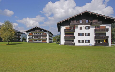 Flachau 5: Wolke, Himmel, Eigentum, Gebäude, Fenster, Baum, Grundstueck, Natürliche Landschaft, Gras, Haus