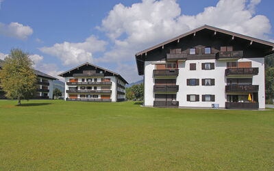 Flachau 5: Wolke, Himmel, Eigentum, Gebäude, Fenster, Baum, Grundstueck, Natürliche Landschaft, Gras, Haus
