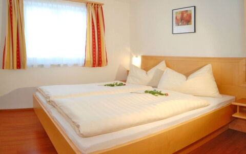 Radstadt 150: Schlafzimmer, Bett, Möbel, Zimmer, Matratze, Eigentum, Bettrahmen, Bettdecke, Interior Design, Fussboden