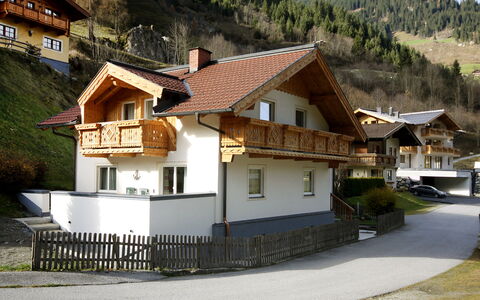 Haus Toferer: Pflanze, Gebäude, Berg, Fenster, Wolke, Himmel, Baum, Haus, Grundstueck, Nachbarschaft
