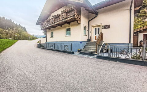 Haus Toferer: Haus, Zuhause, Hütte, Auffahrt, Zaun, Balkon, Bergdorf, Abstellgleis