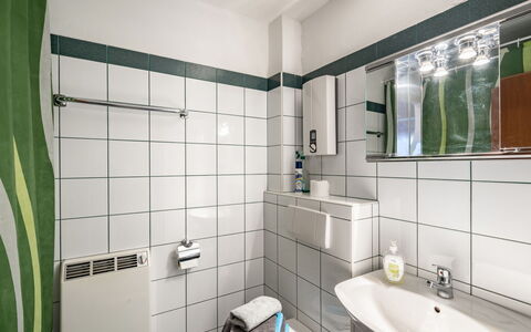 Point: Spiegel, Zapfhahn, Armatur, Sinken, Gebäude, Eigentum, Bad Sink, Grün, Badezimmer, Interior Design