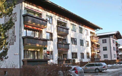 Haus Grani: Auto, Rad, Eigentum, Gebäude, Fenster, Himmel, Fahrzeug, Pflanze, Schnee