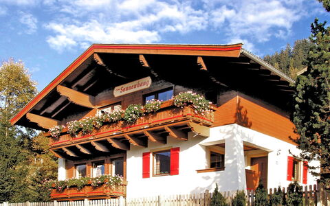 Haus am Sonnenhang: Wolke, Pflanze, Himmel, Eigentum, Gebäude, Fenster, Holz, Baum, Haus, Steigung