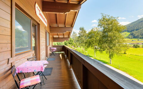 Haus am Sonnenhang: Eigentum, Pflanze, Gebäude, Holz, Schatten, Fenster, Baum, Sonnenlicht, Veranda, Tabelle
