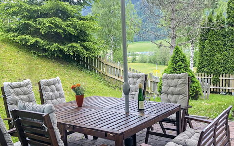 Haus am Sonnenhang: Pflanze, Tabelle, Möbel, Eigentum, Tisch Im Freien, Grün, Botanik, Natur, Stuhl, Gebäude