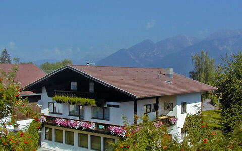 Haus Zimmermann: Haus, Eigentum, Dach, Zuhause, Bergstation, Grundeigentum, Gebäude, Hütte, Ländliches Gebiet, Wohngebiet