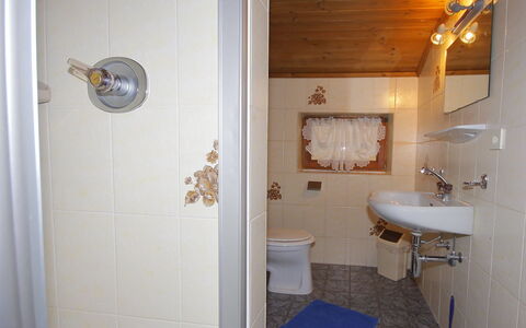 Haus Zimmermann: Badezimmer, Zimmer, Eigentum, Armatur, Wand, Haus, Bad Sink, Gebäude, Fussboden, Grundeigentum