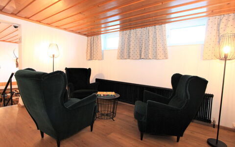 Seefeld in Tirol 170: Möbel, Eigentum, Gebäude, Komfort, Couch, Holz, Beleuchtung, Lampe, Schatten, Interior Design