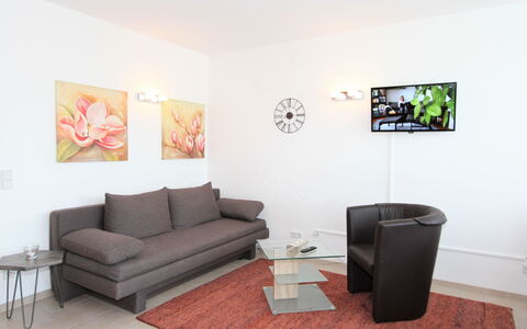 Seefeld in Tirol 170: Möbel, Eigentum, Couch, Bilderrahmen, Holz, Interior Design, Komfort, Flooring, Wohnzimmer, Fussboden