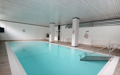 Seefeld in Tirol 170: Wasser, Schwimmbad, Gebäude, Fussboden, Flooring, Freizeit, Haus, Verbundwerkstoff, Erholung, Schatten