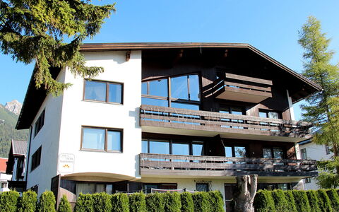 Seefeld in Tirol 202: Himmel, Eigentum, Pflanze, Fenster, Gebäude, Baum, Holz, Grundeigentum, Hütte, Fassade