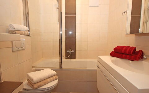 Seefeld in Tirol 202: Badezimmer, Eigentum, Zimmer, Interior Design, Fussboden, Möbel, Fliese, Gebäude, Die Architektur, Badewanne