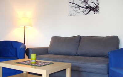 Liebl 202.1: Möbel, Zimmer, Couch, Wohnzimmer, Tabelle, Schlafsofa, Interior Design, Kaffetisch, Gelb, Beleuchtung