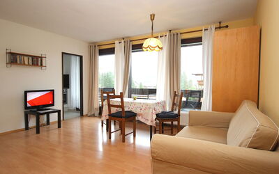 Liebl 202.3: Zimmer, Eigentum, Möbel, Wohnzimmer, Gebäude, Fussboden, Interior Design, Hartholz, Holzboden, Laminatboden