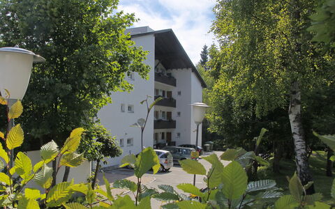 Seefeld in Tirol 100: Pflanze, Gebäude, Himmel, Fenster, Grün, Baum, Wolke, Haus, Natürliche Landschaft, Grundstueck