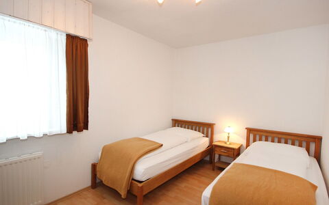 Seefeld in Tirol 100: Schlafzimmer, Bett, Möbel, Zimmer, Eigentum, Bettdecke, Bettrahmen, Interior Design, Bedding, Wand