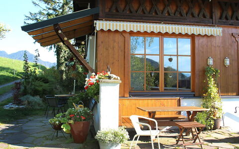 Berghaus Waldner: Pflanze, Blume, Gebäude, Eigentum, Blumentopf, Möbel, Zimmerpflanze, Grün, Himmel, Schatten