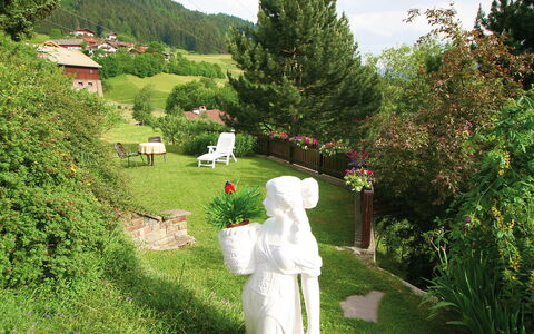 Matrei am Brenner 110: Garten, Botanischer Garten, Gras, Botanik, Strauch, Baum, Statue, Skulptur, Rasen, Pflanze