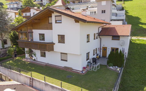Haus Sailer: Gebäude, Pflanze, Eigentum, Fenster, Grün, Haus, Baum, Urban Design, Grundstueck, Nachbarschaft