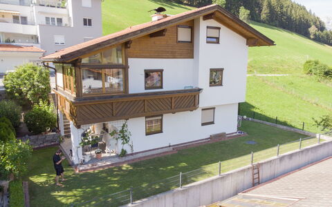 Haus Sailer: Pflanze, Fenster, Gebäude, Baum, Holz, Haus, Grundstueck, Wand, Urban Design, Wohngebiet
