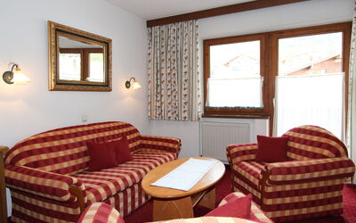 App. 102 500.4: Zimmer, Möbel, Eigentum, Interior Design, Wohnzimmer, Gebäude, Wand, Tabelle, Fussboden, Haus