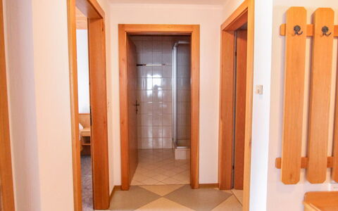 Königsleiten 170: Eigentum, Gebäude, Tür, Holz, Halle, Fussboden, Wand, Home Door