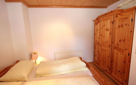 Königsleiten 2: Schlafzimmer, Bett, Zimmer, Möbel, Eigentum, Decke, Bettdecke, Bettrahmen, Bedding, Wand