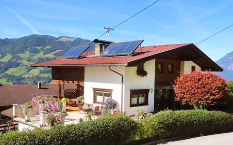 Michaela: Pflanze, Himmel, Gebäude, Wolke, Fenster, Eigentum, Haus, Grundstueck, Vegetation, Berg