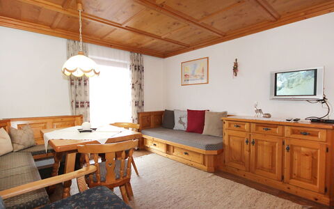 Michaela: Zimmer, Eigentum, Möbel, Gebäude, Decke, Interior Design, Haus, Fussboden, Tabelle, Holz