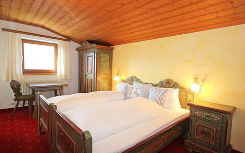 Michaela: Schlafzimmer, Bett, Zimmer, Möbel, Eigentum, Bettrahmen, Bettdecke, Decke, Bedding, Gebäude