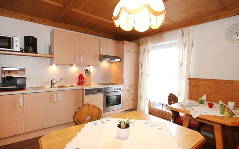 Michaela: Zimmer, Eigentum, Möbel, Gebäude, Interior Design, Küche, Decke, Haus, Cabinetry, Tabelle