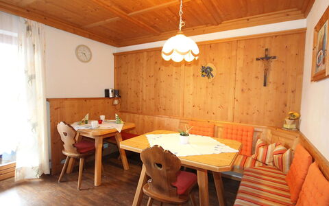 Michaela: Zimmer, Eigentum, Möbel, Gebäude, Tabelle, Interior Design, Haus, Esszimmer, Decke, Fussboden