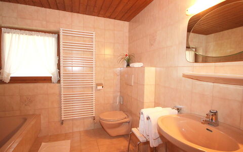 Michaela: Spiegel, Sinken, Zapfhahn, Eigentum, Armatur, Gebäude, Bad Sink, Badezimmer, Holz, Interior Design