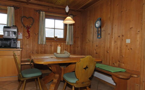 Auhäusl: Zimmer, Möbel, Tabelle, Eigentum, Gebäude, Interior Design, Haus, Esszimmer, Küche & Esszimmer Tisch, Holz
