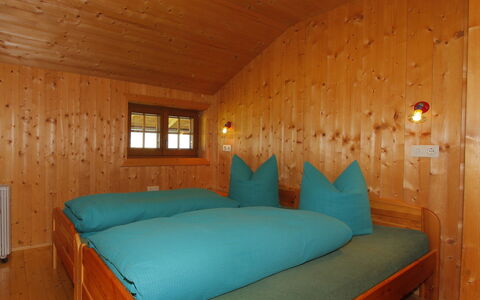 Auhäusl: Bett, Zimmer, Schlafzimmer, Möbel, Eigentum, Interior Design, Bettrahmen, Gebäude, Bettdecke, Bedding