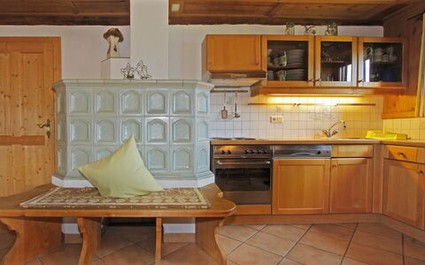 Auhäusl: Countertop, Zimmer, Möbel, Küche, Cabinetry, Eigentum, Herd, Fussboden, Gebäude, Fliese
