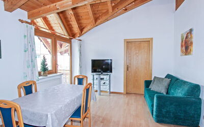Fügen 230: Zimmer, Eigentum, Möbel, Gebäude, Haus, Interior Design, Fussboden, Tabelle, Grundeigentum, Wohnzimmer