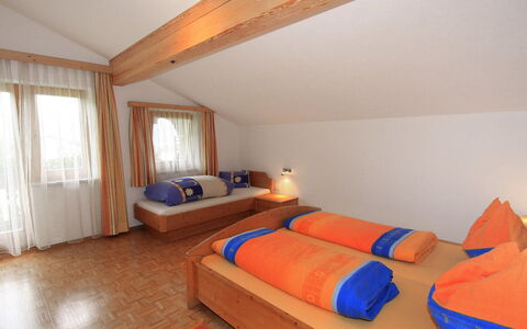 Fügen 320: Zimmer, Schlafzimmer, Bett, Möbel, Eigentum, Interior Design, Gebäude, Bettdecke, Decke, Haus