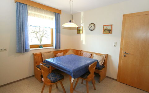 Eberharter: Möbel, Zimmer, Eigentum, Fussboden, Tabelle, Gebäude, Interior Design, Hartholz, Haus, Decke