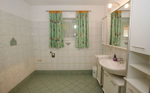 Eberharter: Badezimmer, Zimmer, Eigentum, Fliese, Fussboden, Interior Design, Gebäude, Armatur, Grundeigentum, Haus