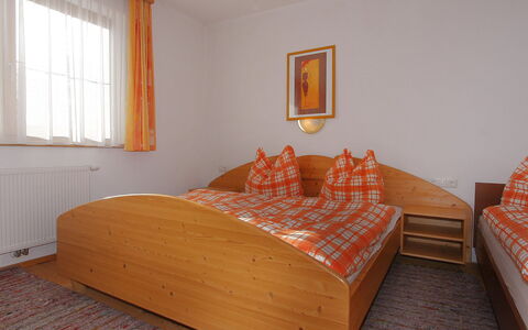 Herbert: Schlafzimmer, Möbel, Bett, Zimmer, Eigentum, Bettdecke, Bettrahmen, Bedding, Wand, Fussboden