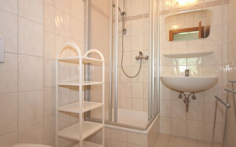 Christoph: Badezimmer, Fliese, Eigentum, Zimmer, Regal, Wand, Interior Design, Fussboden, Armatur, Bad Zubehör