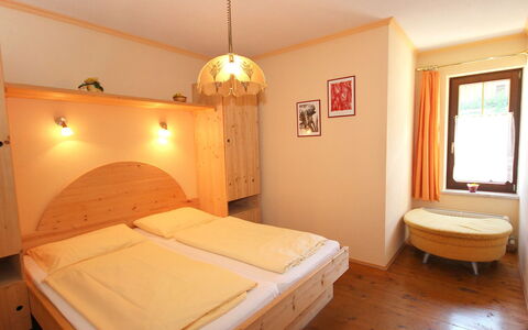 Christoph: Bett, Zimmer, Möbel, Eigentum, Schlafzimmer, Bettrahmen, Fussboden, Bettdecke, Interior Design, Gebäude