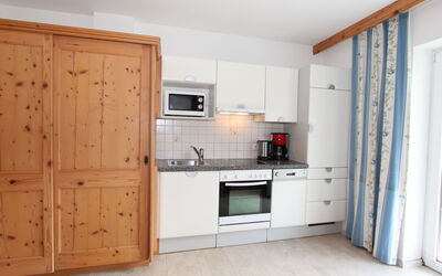 Monika 471.2: Cabinetry, Countertop, Eigentum, Möbel, Gebäude, Küche, Holz, Küchengerät, Herd, Vorhang