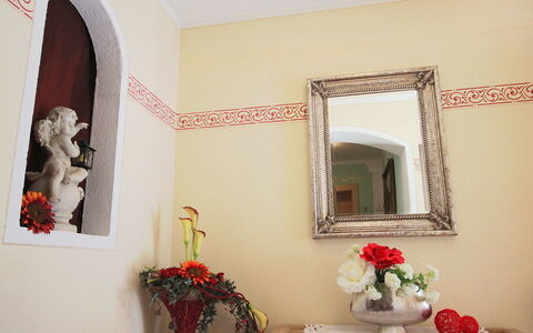 Marina: Spiegel, Blume, Bilderrahmen, Eigentum, Pflanze, Zimmerpflanze, Interior Design, Blumentopf, Wand, Rot