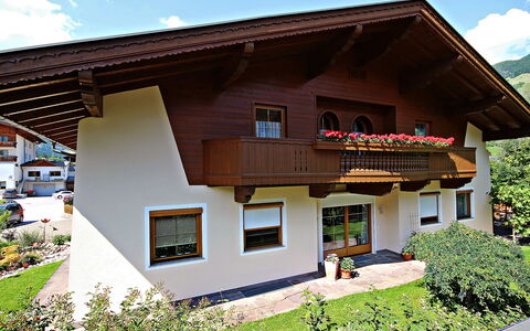 Hippach 170: Pflanze, Himmel, Gebäude, Fenster, Wolke, Grundstueck, Holz, Urban Design, Haus, Baum