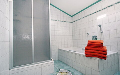 Hippach 170: Fliese, Badezimmer, Zimmer, Eigentum, Wand, Interior Design, Türkis, Fussboden, Die Architektur, Materialeigenschaft