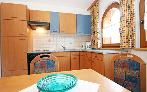 Hippach 170: Zimmer, Eigentum, Countertop, Küche, Interior Design, Möbel, Cabinetry, Fliese, Haus, Gebäude